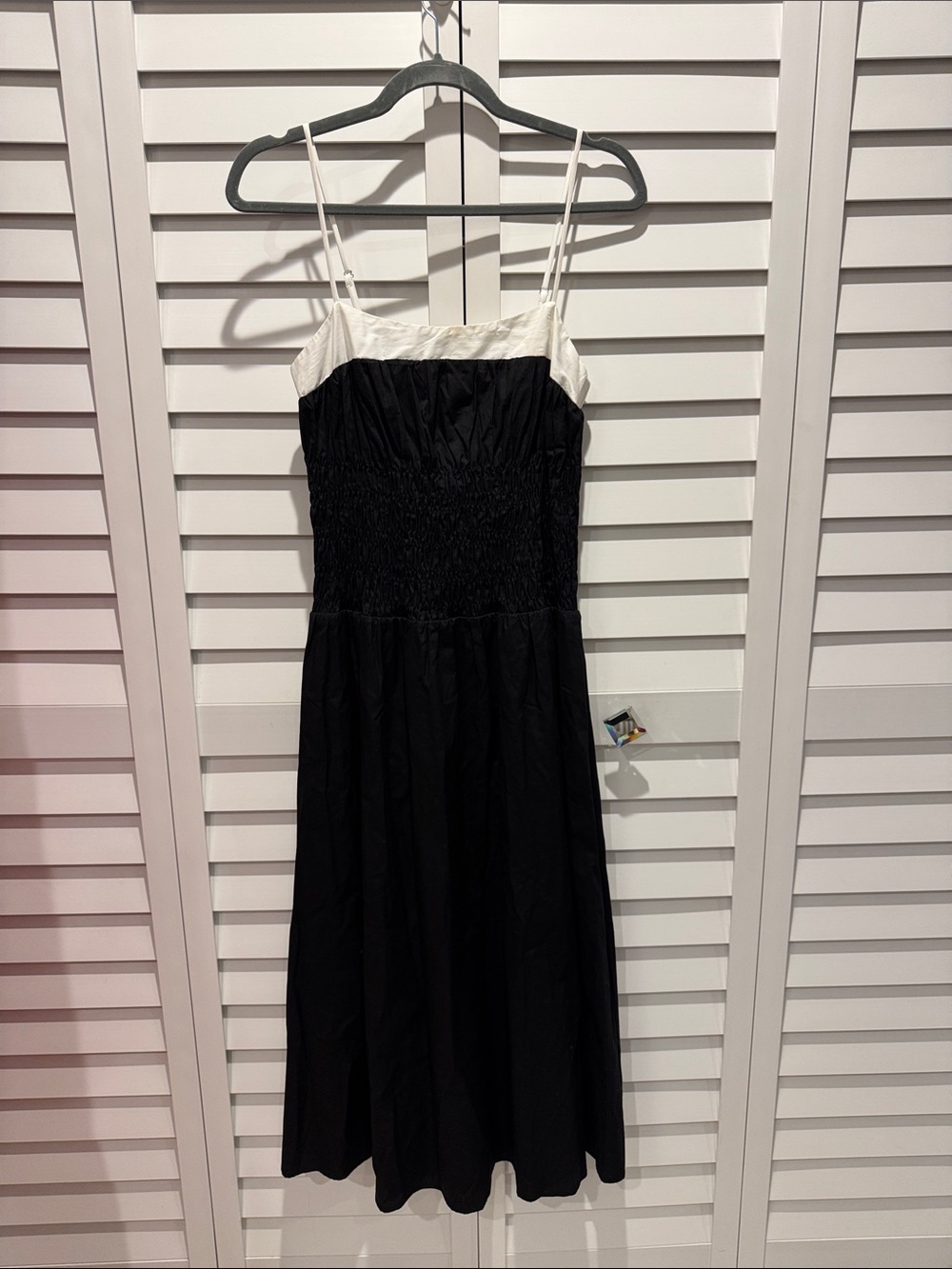 Moon River NWT Black smocked Midi Dress with White Trim & adjustable straps. - Picture 2 of 12